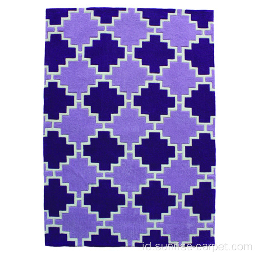 Tangan berumbai karpet dengan desain geometri